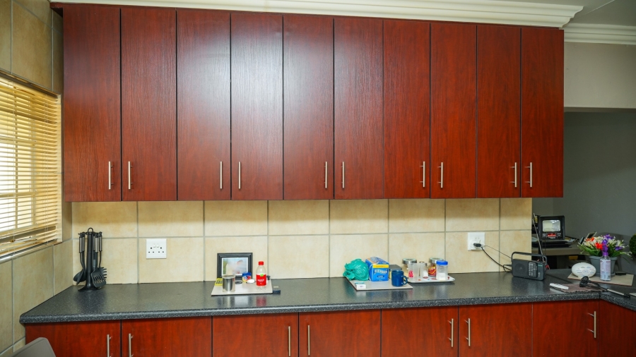 6 Bedroom Property for Sale in Flamwood North West